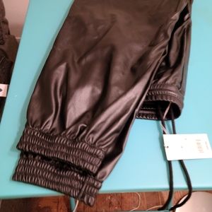 BLACK PLEATHER PANTS JOGGER STYLE